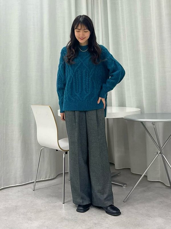 ダークカラーアウターの差し色に使えるきれい色ニット | 冬服 レディース