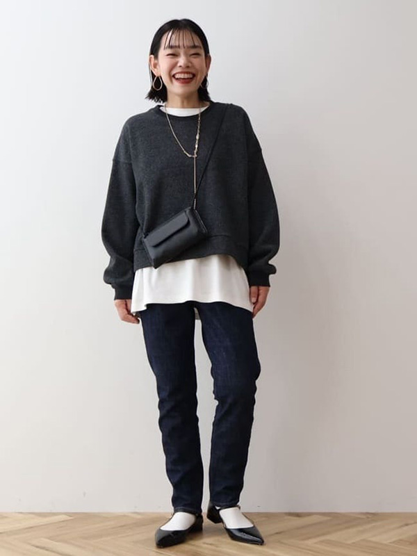 コーデのポイントになるロゴスウェットの大人レイヤード | 冬服 レディース