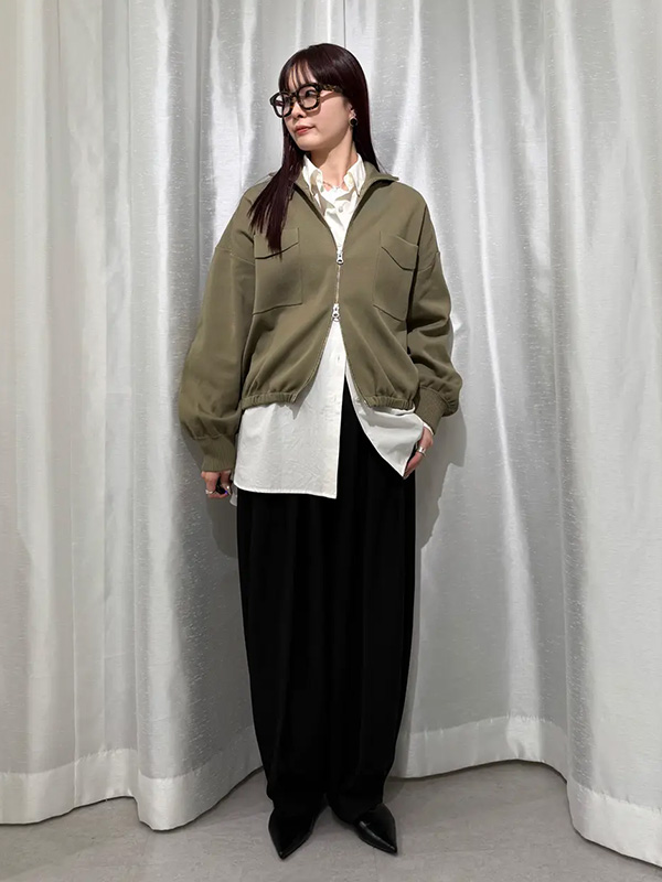 快適できれいめムードを演出してくれるニットブルゾンの大人カジュアル | 10度 服装