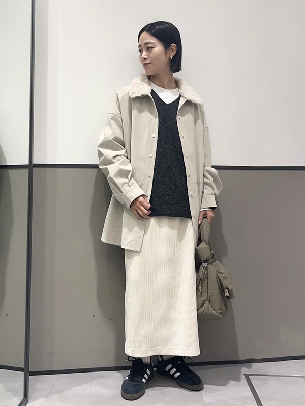レザー&コーデュロイの素材合わせでこなれて見えるシンプルコーデ | 10度 服装
