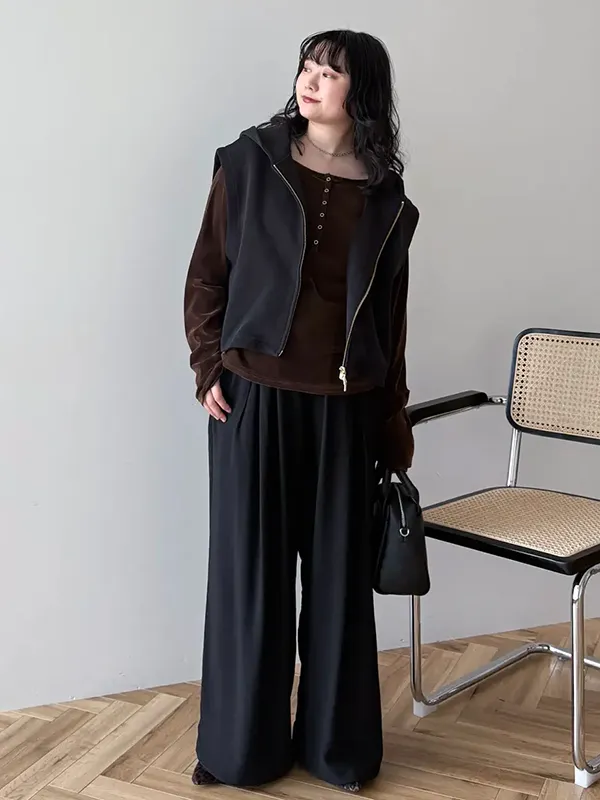 ZIPベスト×シアーベロアトップスでつくる旬なモードカジュアル |気温17度の服装まとめ!最高/最低17度別のおすすめコーデ【2026最新】|ストライプクラブ
