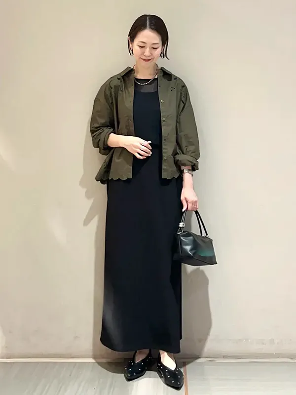 繊細なチュールの透け感と刺繍シャツの重ね着で魅せる甘辛シックコーデ |気温17度の服装まとめ!最高/最低17度別のおすすめコーデ【2026最新】|ストライプクラブ