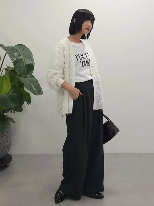 フェザーカーディガンとロゴTで引き立てる上品モノトーン |気温17度の服装まとめ!最高/最低17度別のおすすめコーデ【2026最新】|ストライプクラブ