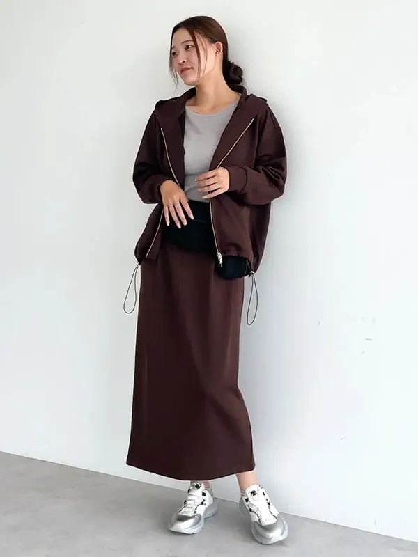 着回し力の高いセットアップが主役の秋色アクティブスタイル |気温17度の服装まとめ!最高/最低17度別のおすすめコーデ【2026最新】|ストライプクラブ