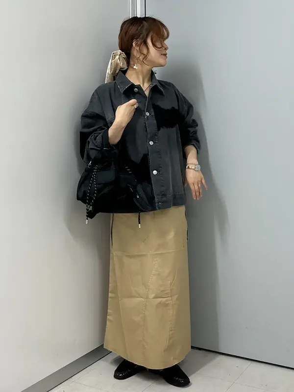 トレンドのレースを効かせたデニムジャケットで秋の甘辛ミリタリーコーデ |気温17度の服装まとめ!最高/最低17度別のおすすめコーデ【2026最新】|ストライプクラブ