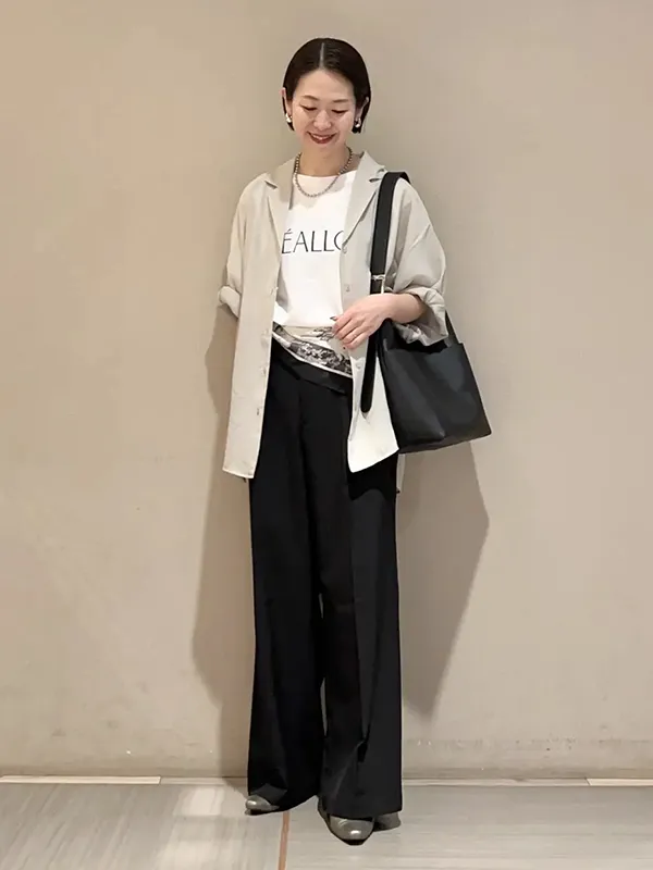 シアーなシャツジャケットをラフに羽織って抜け感のある上品カジュアルへ | 23度 服装