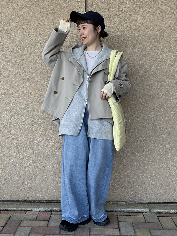 パーカーとのレイヤードが抜け感を生むショート丈トレンチスタイル | レディースコーデ 服装