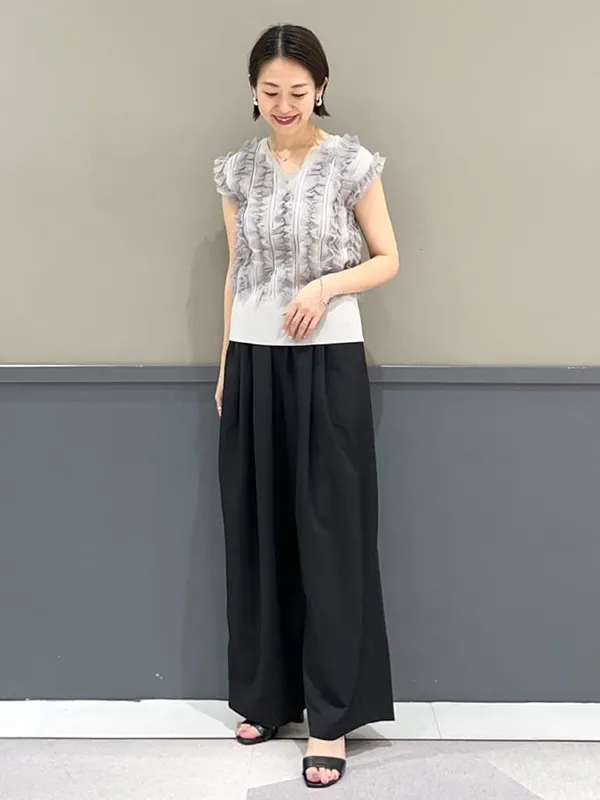 抜け感ニットとシックなワイドパンツでシャープさと華やかさを同時に得る | ワイドパンツコーデ完全ガイド|失敗しない着こなし術【2025年最新】