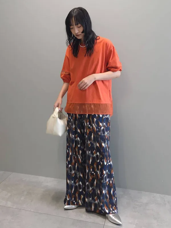 シルバーのシューズで夏のワイドパンツルックにエッジを効かせて | ワイドパンツコーデ完全ガイド|失敗しない着こなし術【2025年最新】
