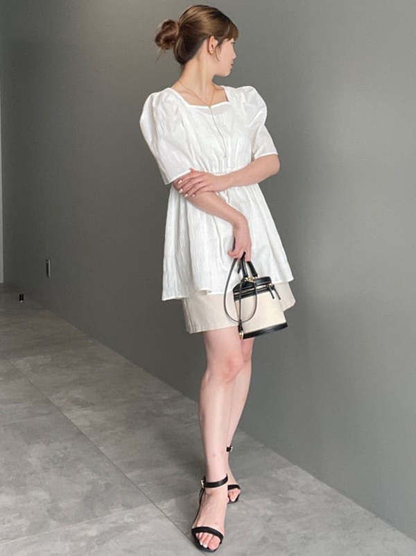ショートパンツ×白ベースでデート感満点のグラデーションコーデ|夏 デート服