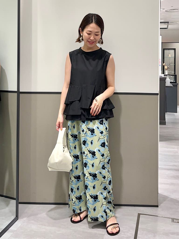 フラワー柄パンツならフェミニンコーデが完成|夏 デート服