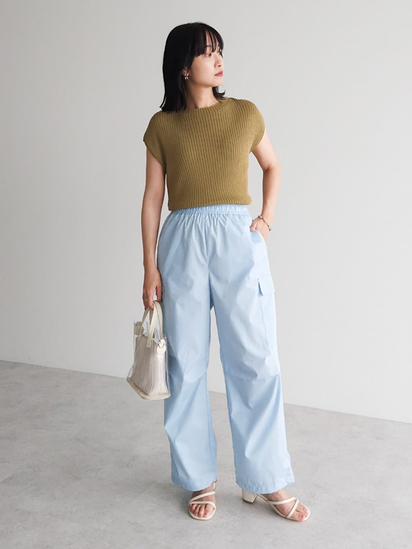  ニュアンスのあるカラー合わせでカーゴパンツも女性らしく|夏 デート服
